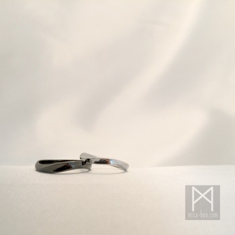モノトーンでモダンな結婚指輪 ｜プラチナマリッジリング（ブラック仕上げ）｜オーダーメイド