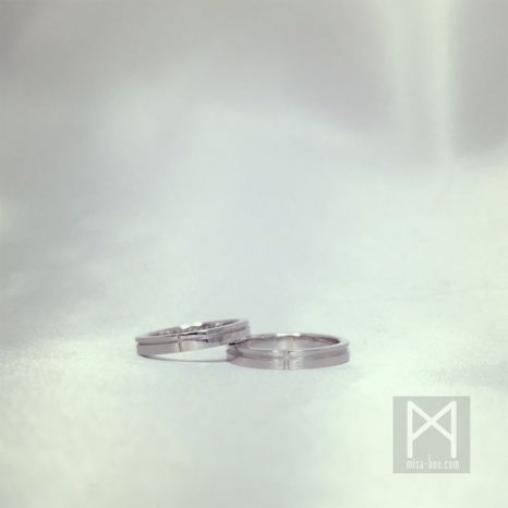 シンプルなクロス模様の結婚指輪｜プラチナマリッジリング