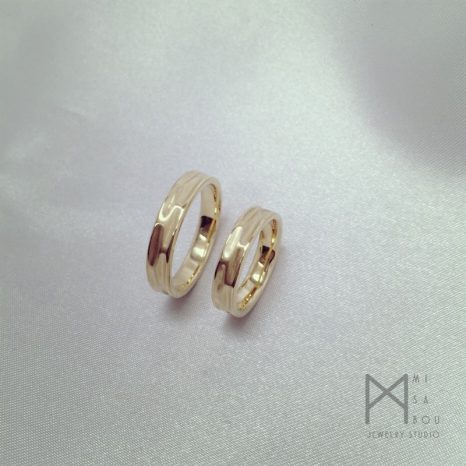 永遠に続く「海」モチーフのゴールドマリッジリング｜オーダーメイド結婚指輪
